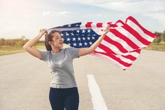 La mujer asiática feliz con la bandera americana los E.E.U.U. celebra el 4 de julio fotos de archivo libres de regalías La mujer asiática feliz con la bandera americana los E.E.U.U. celebra el 4 de julio fotos de archivo libres de regalías