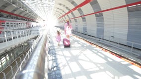 La mujer atractiva joven con la maleta y su hija bonita en el ferrocarril van al tren metrajes La mujer atractiva joven con la maleta y su hija bonita en el ferrocarril van al tren metrajes
