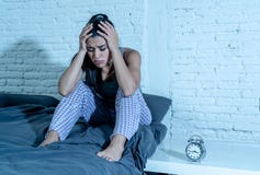 La mujer atractiva que miraba fijamente el despertador que intentaba dormir sensación subrayó deprimido e insomne imagen de archivo libre de regalías La mujer atractiva que miraba fijamente el despertador que intentaba dormir sensación subrayó deprimido e insomne imagen de archivo libre de regalías