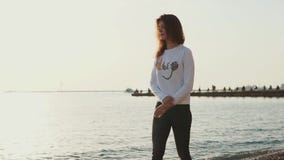 La mujer bonita y joven da un paseo solamente en la playa, mirando el mar y el agua metrajes La mujer bonita y joven da un paseo solamente en la playa, mirando el mar y el agua metrajes