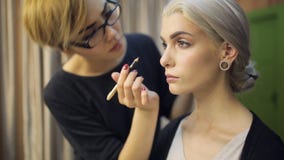 La mujer china construye para modelar sentarse en vestuario metrajes La mujer china construye para modelar sentarse en vestuario metrajes