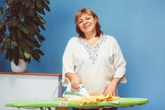 La mujer con el hierro imagenes de archivo La mujer con el hierro imagenes de archivo