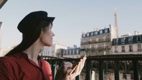 La mujer creativa hermosa sonriente feliz del trabajador sonríe usando el app del smartphone en el balcón idílico con la opinión almacen de metraje de vídeo La mujer creativa hermosa sonriente feliz del trabajador sonríe usando el app del smartphone en el balcón idílico con la opinión almacen de metraje de vídeo