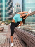 La mujer de la aptitud que hacía pies elevó pectorales en un banco en la ciudad Muchacha deportiva que ejercita al aire libre fotos de archivo La mujer de la aptitud que hacía pies elevó pectorales en un banco en la ciudad Muchacha deportiva que ejercita al aire libre fotos de archivo