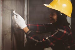 La mujer de Asia que trabaja en el sitio trabaja con feliz imagenes de archivo La mujer de Asia que trabaja en el sitio trabaja con feliz imagenes de archivo