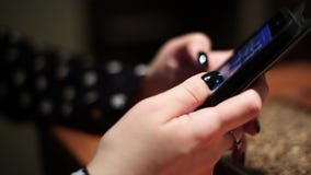 La mujer de la muchacha mecanografía el texto en un smartphone Imagen oscura Smartphone negro, clavos negros almacen de video La mujer de la muchacha mecanografía el texto en un smartphone Imagen oscura Smartphone negro, clavos negros almacen de video
