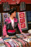La mujer de pelo largo de la gente de Yao vende recuerdos a los turistas foto de archivo La mujer de pelo largo de la gente de Yao vende recuerdos a los turistas foto de archivo