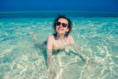 La mujer del pelo rizado en gafas de sol se divierte en agua cristalina de la turquesa Isla idílica del paraíso Playa tropical ex fotografía de archivo libre de regalías La mujer del pelo rizado en gafas de sol se divierte en agua cristalina de la turquesa Isla idílica del paraíso Playa tropical ex fotografía de archivo libre de regalías