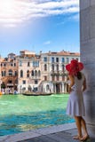 La mujer disfruta de la visión a la arquitectura del canal grande en Venecia, Italia fotografía de archivo La mujer disfruta de la visión a la arquitectura del canal grande en Venecia, Italia fotografía de archivo