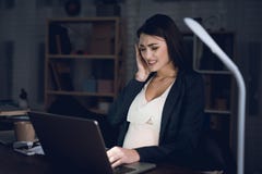 La mujer embarazada cansada joven trabaja en casa solamente La mujer embarazada experimenta dolor de cabeza imágenes de archivo libres de regalías La mujer embarazada cansada joven trabaja en casa solamente La mujer embarazada experimenta dolor de cabeza imágenes de archivo libres de regalías