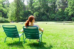 La mujer en lentes se relaja en pradera imagen de archivo libre de regalías La mujer en lentes se relaja en pradera imagen de archivo libre de regalías