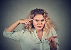 ¿La mujer enojada que gesticula contra el templo es usted loco? foto de archivo ¿La mujer enojada que gesticula contra el templo es usted loco? foto de archivo
