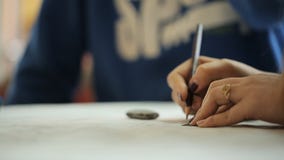 La mujer está ocupada con crear el proyecto en oficina en tiempo del día almacen de metraje de vídeo La mujer está ocupada con crear el proyecto en oficina en tiempo del día almacen de metraje de vídeo