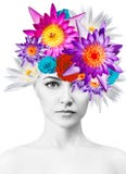 La mujer hermosa con la floración florece en su cabeza imagen de archivo La mujer hermosa con la floración florece en su cabeza imagen de archivo
