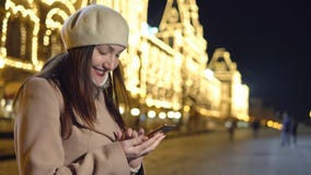 La mujer joven en capa no está alineada con el teléfono fotografía de archivo libre de regalías La mujer joven en capa no está alineada con el teléfono fotografía de archivo libre de regalías