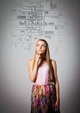La mujer joven está buscando una ruta en el mapa de la ciudad foto de archivo La mujer joven está buscando una ruta en el mapa de la ciudad foto de archivo