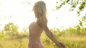 La mujer joven hermosa camina en un vestido ligero en el bosque en la puesta del sol metrajes La mujer joven hermosa camina en un vestido ligero en el bosque en la puesta del sol metrajes