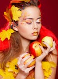La mujer joven hermosa con otoño compone la presentación en estudio encima fotografía de archivo La mujer joven hermosa con otoño compone la presentación en estudio encima fotografía de archivo