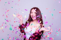 La mujer joven hermosa encantadora consigue alegre y felicidad con imagen de archivo La mujer joven hermosa encantadora consigue alegre y felicidad con imagen de archivo