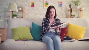 La mujer joven inserta una plantilla ortopédica en el zapato almacen de metraje de vídeo La mujer joven inserta una plantilla ortopédica en el zapato almacen de metraje de vídeo