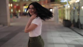 La mujer linda disfruta de un paseo de la noche metrajes La mujer linda disfruta de un paseo de la noche metrajes