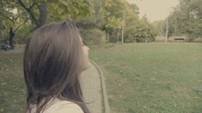 La mujer lleva a cabo su mano y paseos del novio en el parque almacen de video La mujer lleva a cabo su mano y paseos del novio en el parque almacen de video