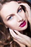 La mujer morena con los ojos azules fuera compone, piel y las manos sin defectos naturales cerca de su cara fotos de archivo libres de regalías La mujer morena con los ojos azules fuera compone, piel y las manos sin defectos naturales cerca de su cara fotos de archivo libres de regalías