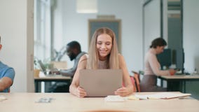 La mujer positiva disfruta de buenas noticias Freelancer de sexo femenino feliz que aumenta las manos para arriba metrajes La mujer positiva disfruta de buenas noticias Freelancer de sexo femenino feliz que aumenta las manos para arriba metrajes