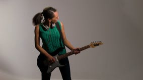 La mujer preciosa juega en la guitarra y escucha la música metrajes La mujer preciosa juega en la guitarra y escucha la música metrajes
