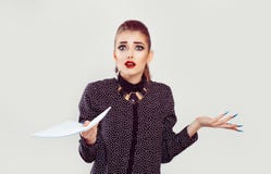 La mujer que mira frustrada usted que se sostiene empapela el contrato nervioso fotos de archivo libres de regalías La mujer que mira frustrada usted que se sostiene empapela el contrato nervioso fotos de archivo libres de regalías