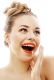 La mujer rubia joven con brillante compone señalar sonriente gesticulando emocional aislada como latigazos de la muñeca en blanco fotos de archivo La mujer rubia joven con brillante compone señalar sonriente gesticulando emocional aislada como latigazos de la muñeca en blanco fotos de archivo