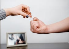 La mujer saca un anillo de compromiso, conflicto de la familia fotos de archivo La mujer saca un anillo de compromiso, conflicto de la familia fotos de archivo