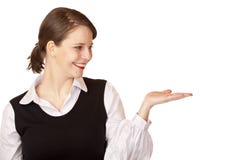 La mujer sonriente lleva a cabo la mano para la presentación del producto Imagenes de archivo La mujer sonriente lleva a cabo la mano para la presentación del producto Imagenes de archivo