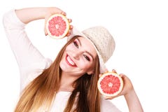 La mujer sostiene dos halfs de agrios del pomelo en manos imagen de archivo libre de regalías La mujer sostiene dos halfs de agrios del pomelo en manos imagen de archivo libre de regalías