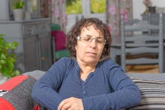 La mujer tiene un dolor de estómago imágenes de archivo libres de regalías La mujer tiene un dolor de estómago imágenes de archivo libres de regalías