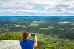 La mujer toma un snpashot de Hudson Valley, NY Imagen de archivo La mujer toma un snpashot de Hudson Valley, NY Imagen de archivo