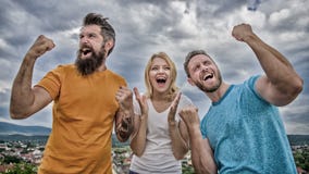 La mujer y los hombres miran acertado emocional celebran el fondo del cielo de la victoria Somos ganadores Celebre el ?xito compo fotografía de archivo La mujer y los hombres miran acertado emocional celebran el fondo del cielo de la victoria Somos ganadores Celebre el ?xito compo fotografía de archivo