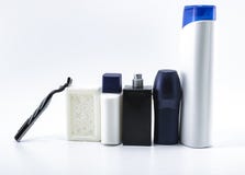 La máquina de afeitar, jabón, champú, desodorante, crema, parfume fijó el fondo del balneario imagen de archivo La máquina de afeitar, jabón, champú, desodorante, crema, parfume fijó el fondo del balneario imagen de archivo