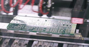La máquina superficial de Smt de la tecnología del soporte coloca los resistores, los condensadores, los transistores, el LED y l almacen de metraje de vídeo La máquina superficial de Smt de la tecnología del soporte coloca los resistores, los condensadores, los transistores, el LED y l almacen de metraje de vídeo