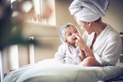 La mère et la fille après bain ont jouer photo libre de droits La mère et la fille après bain ont jouer photo libre de droits