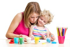 La mère et l'enfant jouent ensemble photo stock La mère et l'enfant jouent ensemble photo stock