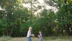 la mère 4k et le fils joue le jeu de applaudissement de famille spacial banque de vidéos la mère 4k et le fils joue le jeu de applaudissement de famille spacial banque de vidéos