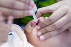 La médecine laisse tomber la vaccination orale au nourrisson photos stock La médecine laisse tomber la vaccination orale au nourrisson photos stock