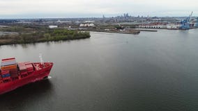 La nave cargada grande roja del contenedor del cargo llega el puerto industrial urbano en tiro aéreo asombroso del paisaje marino metrajes La nave cargada grande roja del contenedor del cargo llega el puerto industrial urbano en tiro aéreo asombroso del paisaje marino metrajes