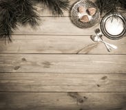 La Navidad Tabla, rama del pino y artículos vintages de madera antiguos Bandeja, bifurcación de plata y cuchara, atadas con un ar imágenes de archivo libres de regalías La Navidad Tabla, rama del pino y artículos vintages de madera antiguos Bandeja, bifurcación de plata y cuchara, atadas con un ar imágenes de archivo libres de regalías