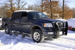 La neige a couvert le camion de Ford, 4 Doo photo libre de droits La neige a couvert le camion de Ford, 4 Doo photo libre de droits