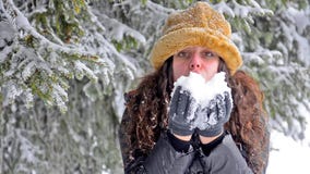 La neige de soufflement de jeune adolescent attrayant s'écaille à l'appareil-photo banque de vidéos La neige de soufflement de jeune adolescent attrayant s'écaille à l'appareil-photo banque de vidéos