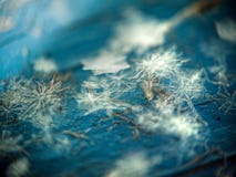 La neve si sfalda sull'azzurro La neve si sfalda sull'azzurro