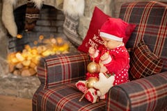 La ni?a debajo del ?rbol de navidad imagen de archivo libre de regalías La ni?a debajo del ?rbol de navidad imagen de archivo libre de regalías