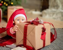 La ni?a debajo del ?rbol de navidad foto de archivo libre de regalías La ni?a debajo del ?rbol de navidad foto de archivo libre de regalías